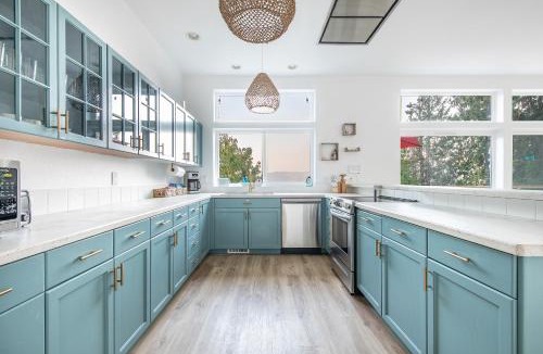 Hoodsport House | Modern retreat w/stunning views & hot tub