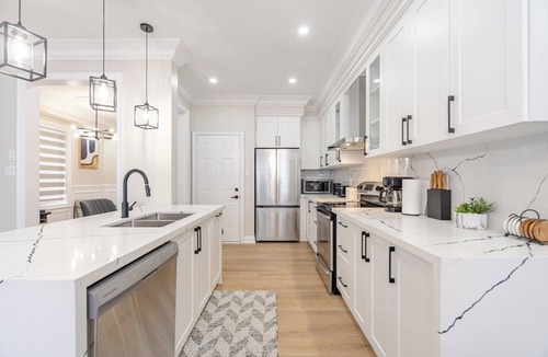 Brampton House | Modern Retreat with Loft & Spa-Like Jacuzzi Tub