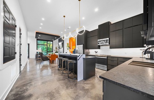 Piney House | Modern Retreat with Rooftop and Lake Access