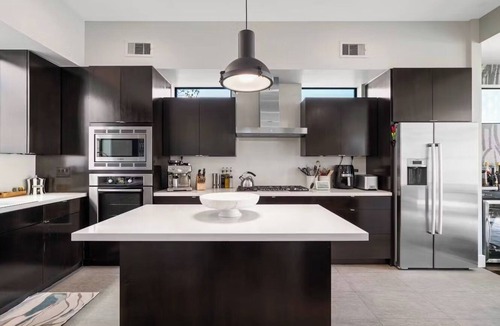 Hyde Park House | Modern River Oaks Luxury Home w/Pool, Gym & Designer Interiors – Near NRG