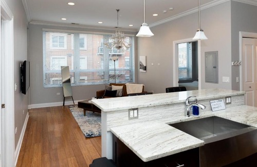 River West Apartment | Modern River West 2BR with W&D by Zencity