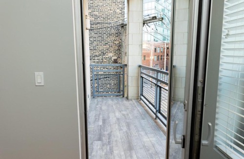 River West Apartment | Modern River West 2BR with W&D by Zencity