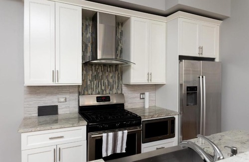 River West Apartment | Modern River West 2BR with W&D by Zencity