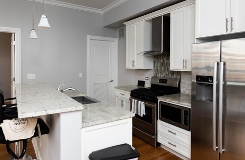 River West Apartment | Modern River West 2BR with W&D by Zencity