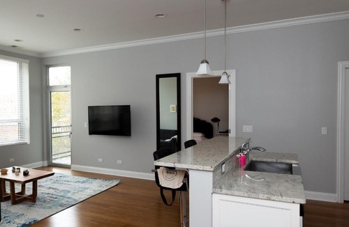 River West Apartment | Modern River West 2BR with W&D by Zencity