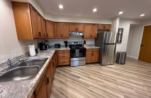 Bay City Apartment | Modern Riverbend Suites - 2BR