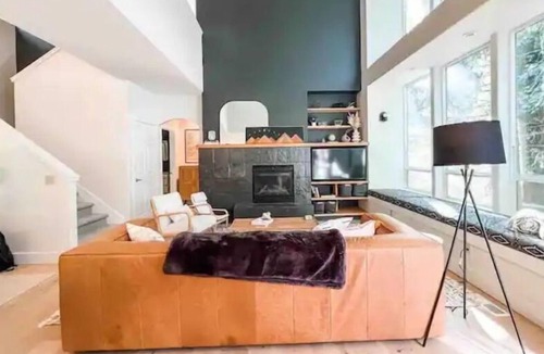 Brightwood House | Modern Riverfront Retreat