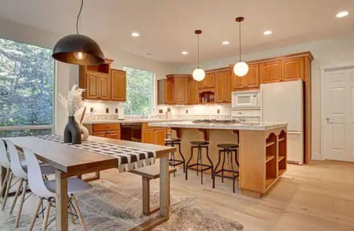 Brightwood House | Modern Riverfront Retreat