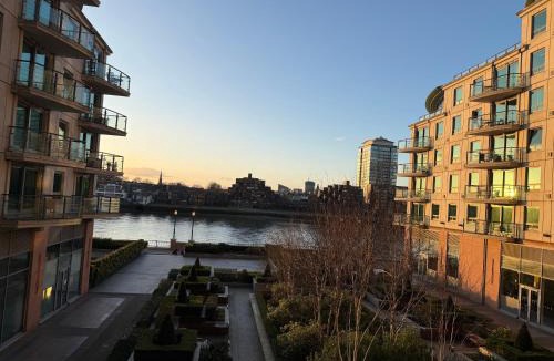 Vauxhall Apartment | Modern Riverside Gem