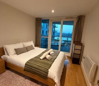 Vauxhall Apartment | Modern Riverside Gem