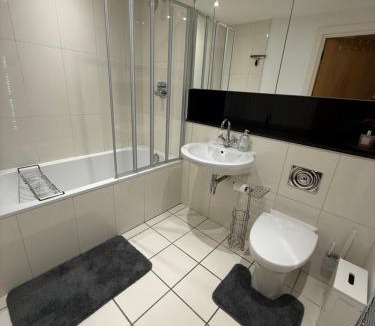 Vauxhall Apartment | Modern Riverside Gem