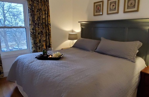 Niagara Falls Apartment | Modern Riverview Apartment Near Niagara Falls | Walk to Attractions + Parking!