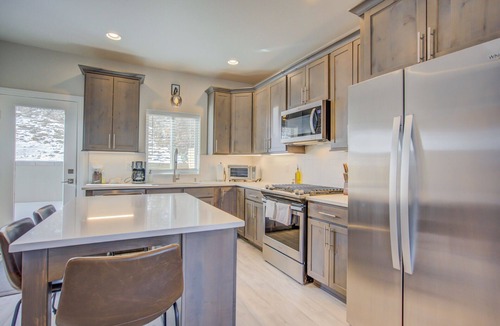 Colorado Springs Apartment | Modern Rooftop Patio New-build Townhome in COS