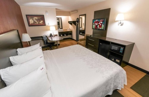 Columbus Hotel | Modern Room Minutes from OSU Campus Attractions