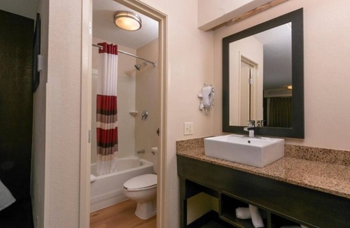 Columbus Hotel | Modern Room Minutes from OSU Campus Attractions