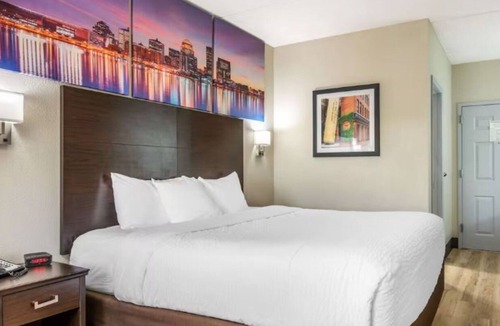 Jeffersontown Hotel | Modern Room near Bluegrass Indoor Karting | Free Parking & Breakfast!