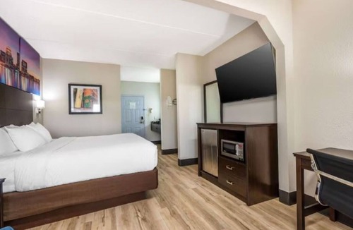 Jeffersontown Hotel | Modern Room near Bluegrass Indoor Karting | Free Parking & Breakfast!