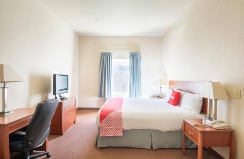 Clute Hotel | Modern Room Near Sea Center Texas