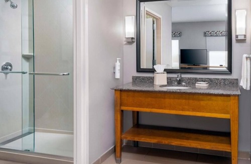 North Clayton Hotel | Modern Room Near Clayton’s Charming Bars & Eateries - Explore St. Louis Zoo