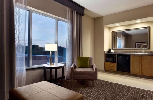 North Clayton Hotel | Modern Room Near Clayton’s Charming Bars & Eateries - Explore St. Louis Zoo