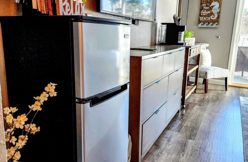 Elkhart Lake Villa | Modern Room Near Indoor Pool