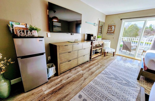 Elkhart Lake Villa | Modern Room Near Indoor Pool