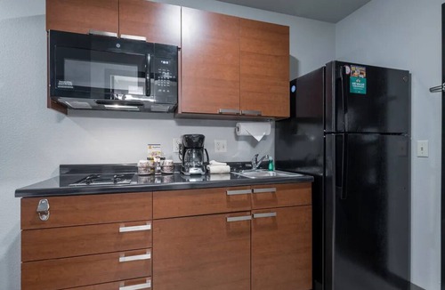 Meridian Hotel | Modern Room Near Meridian Hotspots – Includes Kitchen & Pet-Friendly