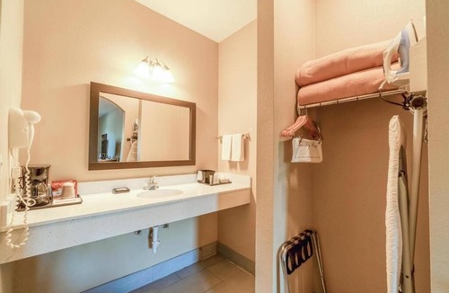 Moulton Hotel | Modern Room Near Tracie’s Bar With Pet Access And Free Breakfast