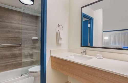 Hilton Head Island Hotel | Modern Room w/Complimentary Breakfast & Pool Access