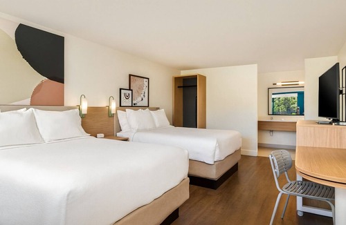 Hilton Head Island Hotel | Modern Room w/Complimentary Breakfast & Pool Access