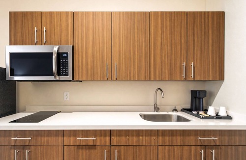 Sulphur Hotel | Modern Room w/Kitchenette & Free Parking – Near Lake Charles Attractions