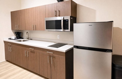 Sulphur Hotel | Modern Room w/Kitchenette & Free Parking – Near Lake Charles Attractions