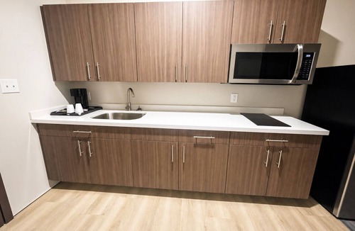 Sulphur Hotel | Modern Room w/Kitchenette & Free Parking – Near Lake Charles Attractions