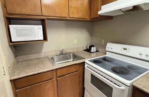 Humble Hotel | Modern Room w/Kitchenette Unit Ideal for Budget Travelers Near Attractions
