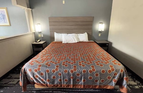 Humble Hotel | Modern Room w/Kitchenette Unit Ideal for Budget Travelers Near Attractions