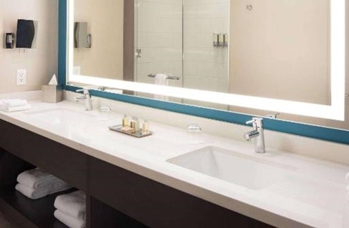 Bee Cave Hotel | Modern Room w/Scenic Rooftop Dining, Cozy Atmosphere, & Outdoor Pool
