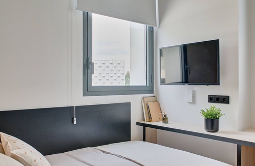Milagrosa Apartment | Modern Room with High-Speed Wi-Fi in Pamplona