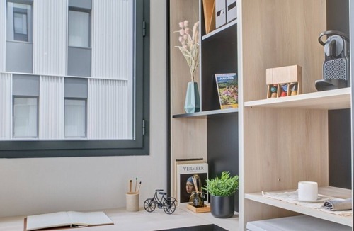 Milagrosa Apartment | Modern Room with High-Speed Wi-Fi in Pamplona