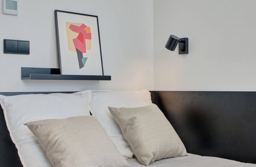 Milagrosa Apartment | Modern Room with Wi-Fi in Pamplona, Sleeps 2