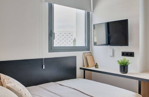 Milagrosa Apartment | Modern Room with Wi-Fi in Pamplona, Sleeps 2