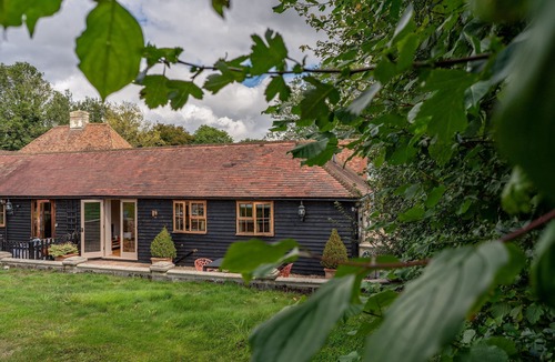 Bilting Cottage | Modern Rustic 2 Bed Converted Stable - High up the Kent Downs