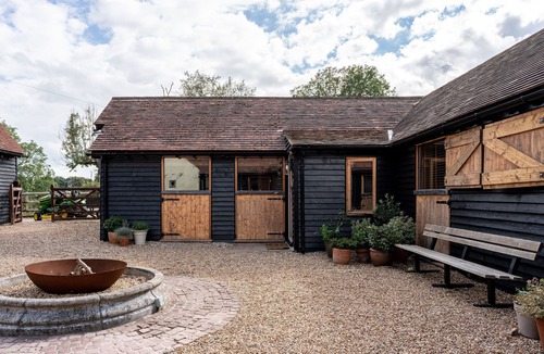 Bilting Cottage | Modern Rustic 2 Bed Converted Stable - High up the Kent Downs