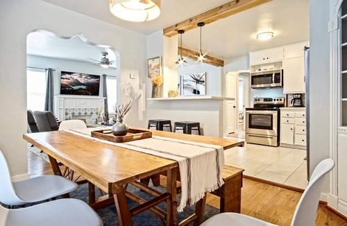 Central Oklahoma City Apartment | Modern Rustic 3 -bedroom 2 Bathrooms Carport