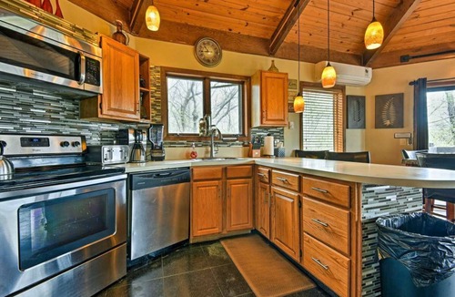 Bushkill Cabin | Modern Rustic Mountain House! Pool Table, 5 TVs, WiFi, Linens/Towels,A/C,FirePit