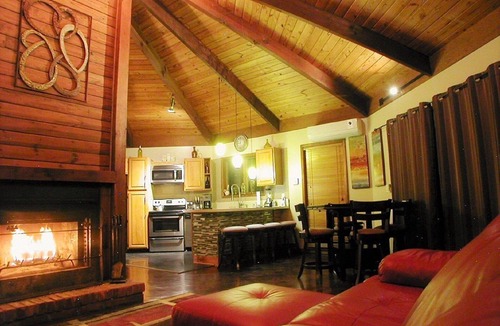 Bushkill Cabin | Modern Rustic Mountain House! Pool Table, 5 TVs, WiFi, Linens/Towels,A/C,FirePit
