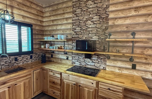 Ronan Cabin | Modern Rustic Studio Guesthouse in Montana