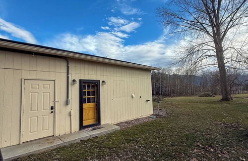 Ronan Cabin | Modern Rustic Studio Guesthouse in Montana