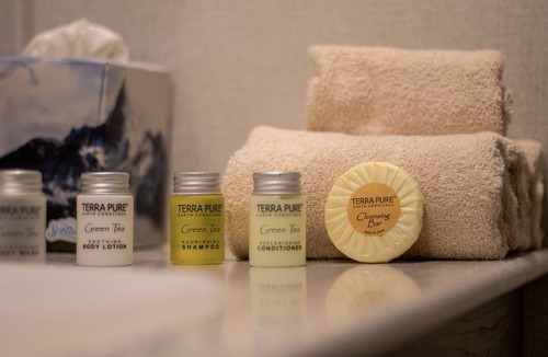 Waldo House | Modern RV With Hot Tub.