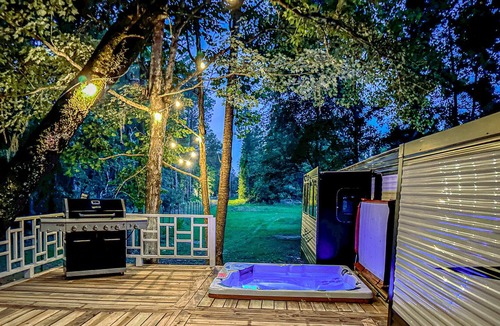 Waldo House | Modern RV With Hot Tub.