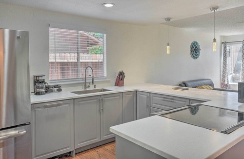 Sacramento House | Modern Sacramento Home w/ Yard: 12 Mi to Dtwn
